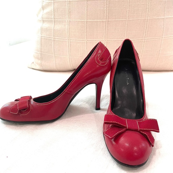 Red Closed Toe Heels With Bow! - Picture 2 of 3